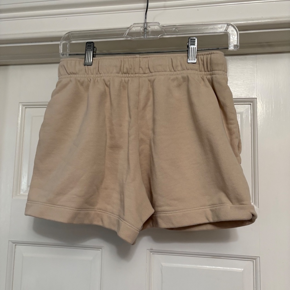 Nike Women’s Sportswear Phoenix Mid-rise 4” shorts - Picture 4 of 5